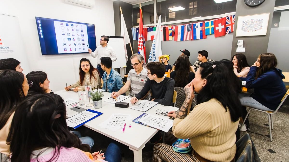 Grupo de alumnos hispanohablantes en clase de croata