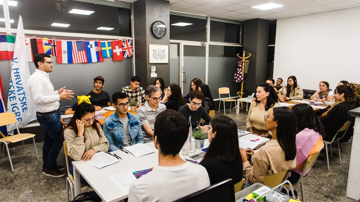 Alumnos de distintos países en el aula de Hrvatski korijeni