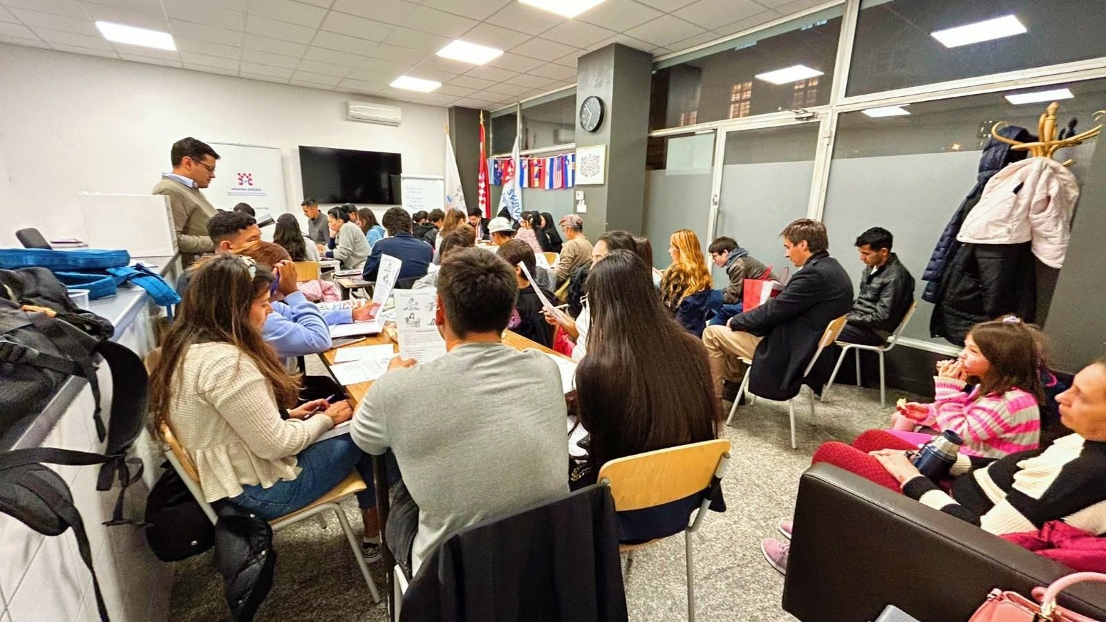 Hugo Estigarribia acompañando a los alumnos en un ejercicio de mesa