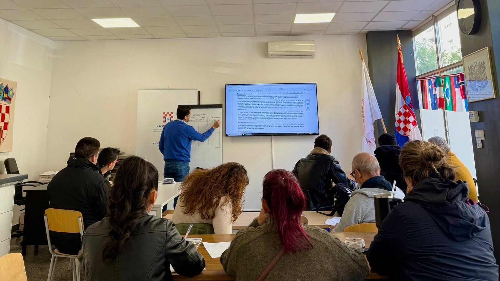 Clase de croata con diálogos proyectados en pantalla