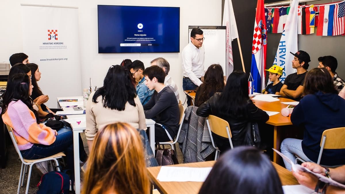 Alumnos siguiendo la clase de croata con sus apuntes